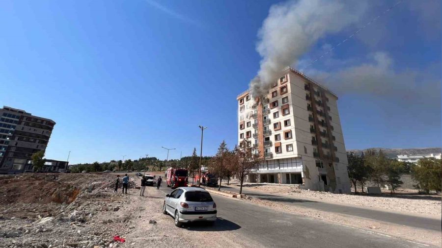 Kahramanmaraş'ta orta hasarlı binada yangın paniği
