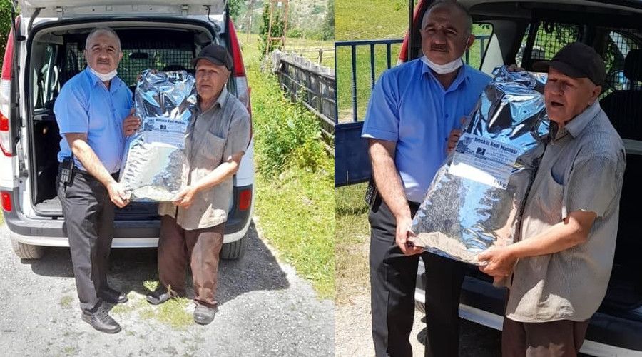 Kedilere bakan vatanda�a belediyeden yard�m