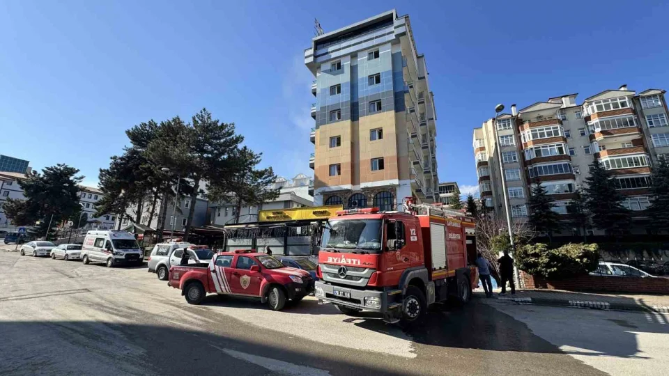 Otel yang�n�nda mahsur kalan 8 ki�i kurtar�ld�