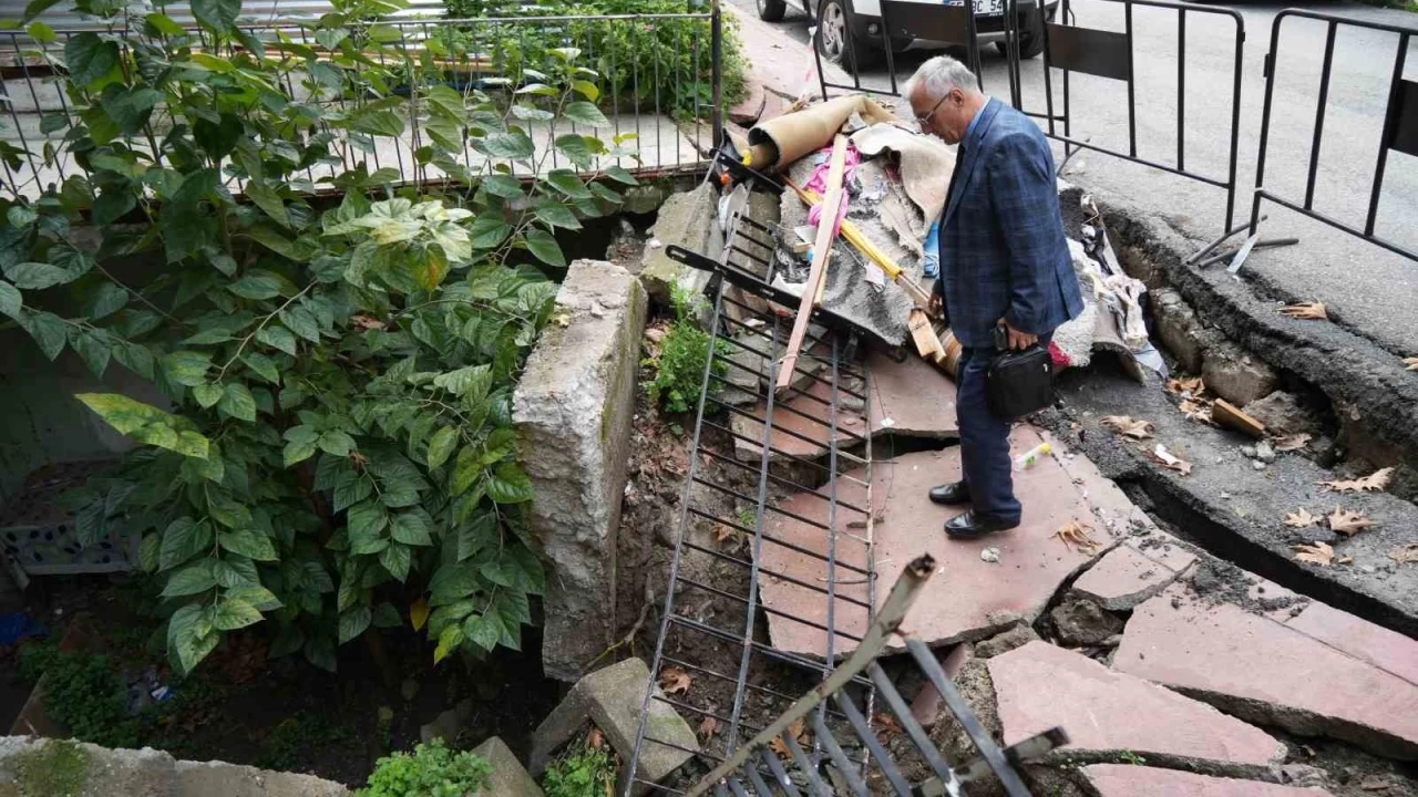 Samsun'da istinat duvarı ve kaldırım çöktü