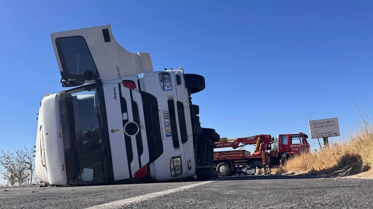 Şanlıurfa'da tekstil hammaddesi yüklü tır devrildi
