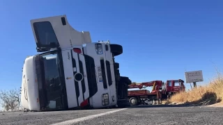Şanlıurfa'da tekstil hammaddesi yüklü tır devrildi