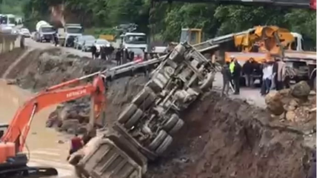Trabzon-Bayburt karayolunda taş kamyonu devrildi