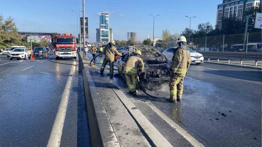 Beylikdüzü E-5'te seyir halindeki otomobil yandı
