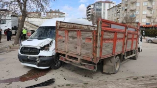 Ters y�ne giren kamyonet, ��renci servisine �arpt�: 9 yaral�