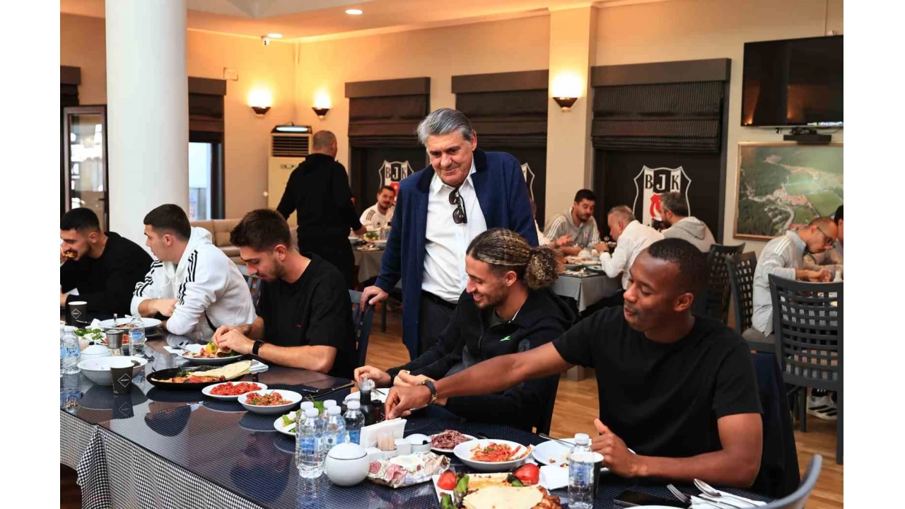 Beşiktaş Başkanı Serdal Adalı, Fenerbahçe derbisi öncesi takımla buluştu