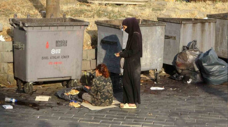 Karaköy'de çöpten yemek yeme numarasıyla dilencilik yapan kadınlar yakalandı