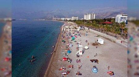Antalya'da bayram tatili yoğunluğu yaşanıyor
