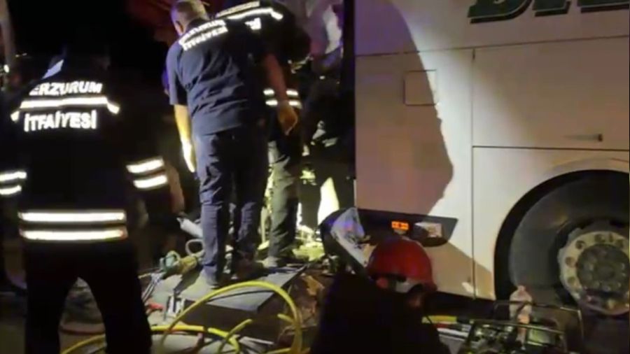 Erzurum'da yolcu otobüsü traktör römorkuna çarptı