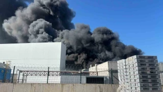 Oyuncak fabrikas�nda ��kan yang�n korkuttu